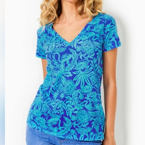 LILLY PULITZER Meredith V Neck Tee in Martinique Blue Jungle Oasis XS - Picture 1 of 10